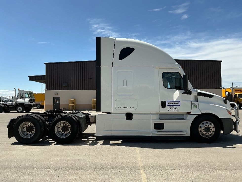 Sleeper Tractor-Heavy Duty Tractors-Freightliner-2022-T12664ST-Calgary-AB-553,093\n\t\tkm-$ 113,750 - Image 4