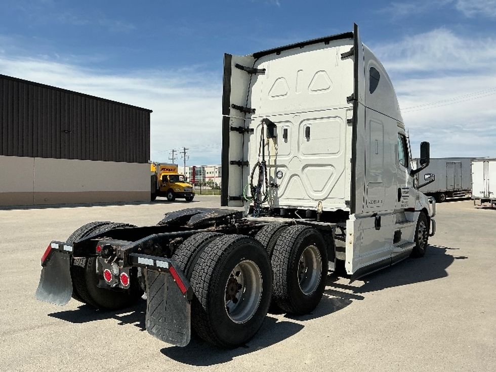 Sleeper Tractor-Heavy Duty Tractors-Freightliner-2022-T12664ST-Calgary-AB-553,093\n\t\tkm-$ 113,750 - Image 5