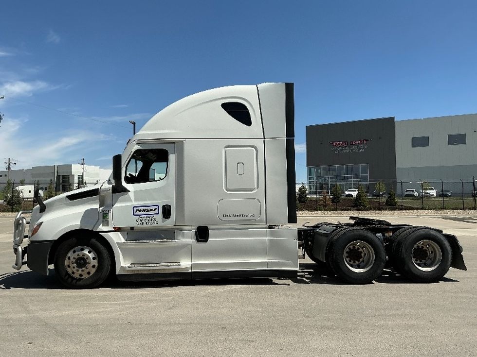 Sleeper Tractor-Heavy Duty Tractors-Freightliner-2022-T12664ST-Calgary-AB-553,093\n\t\tkm-$ 113,750 - Image 8