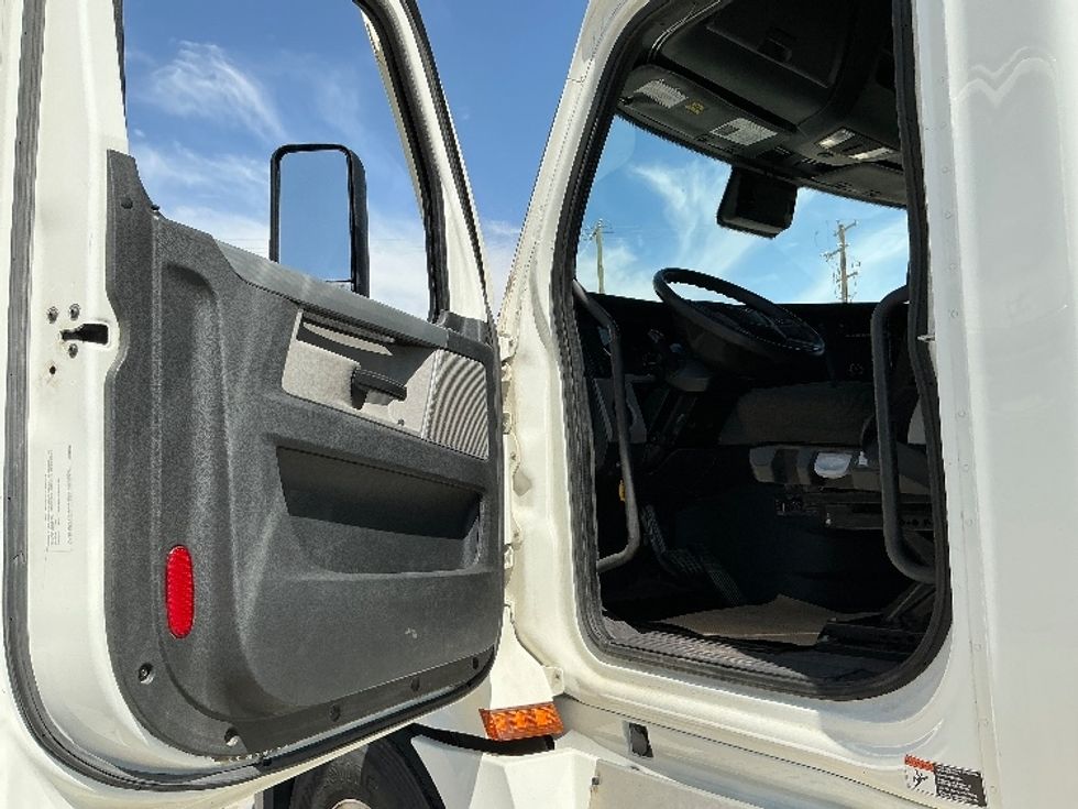 Sleeper Tractor-Heavy Duty Tractors-Freightliner-2022-T12664ST-Calgary-AB-553,093\n\t\tkm-$ 113,750 - Image 9