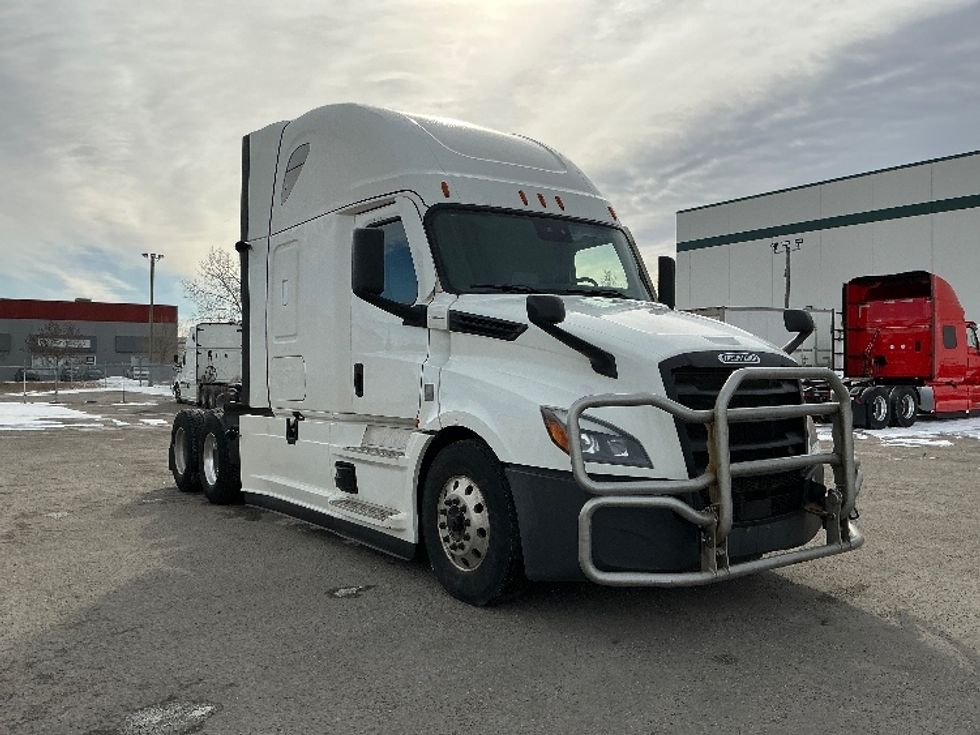 Sleeper Tractor-Heavy Duty Tractors-Freightliner-2022-T12664ST-Calgary-AB-639,498\n\t\tkm-$ 98,000 - Image 1