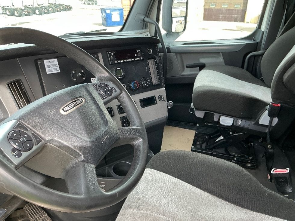 Sleeper Tractor-Heavy Duty Tractors-Freightliner-2022-T12664ST-Calgary-AB-639,498\n\t\tkm-$ 98,000 - Image 10