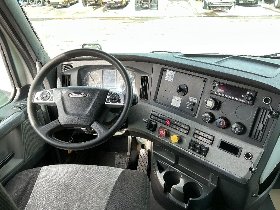 Sleeper Tractor-Heavy Duty Tractors-Freightliner-2022-T12664ST-Calgary-AB-639,498\n\t\tkm-$ 98,000 - Image 11