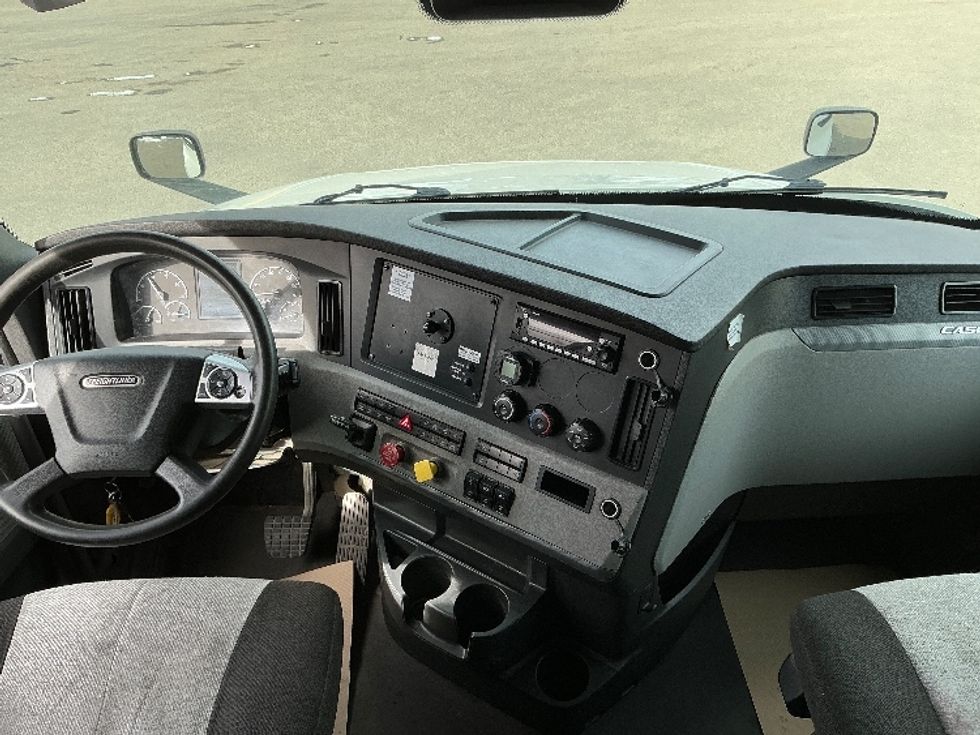 Sleeper Tractor-Heavy Duty Tractors-Freightliner-2022-T12664ST-Calgary-AB-639,498\n\t\tkm-$ 98,000 - Image 12