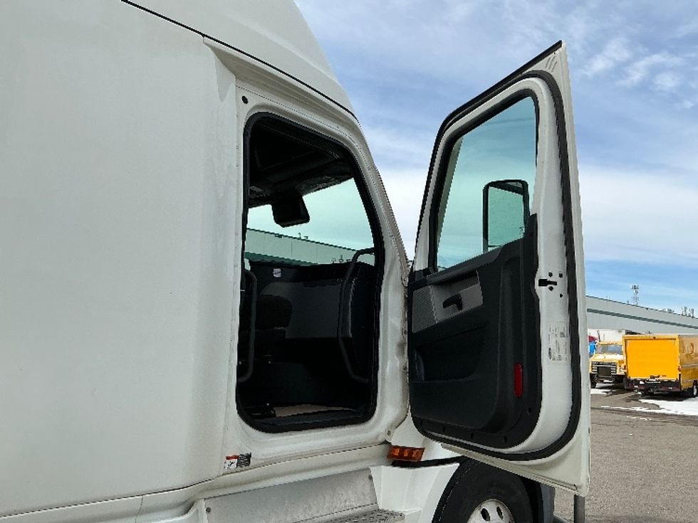 Sleeper Tractor-Heavy Duty Tractors-Freightliner-2022-T12664ST-Calgary-AB-639,498\n\t\tkm-$ 98,000 - Image 13