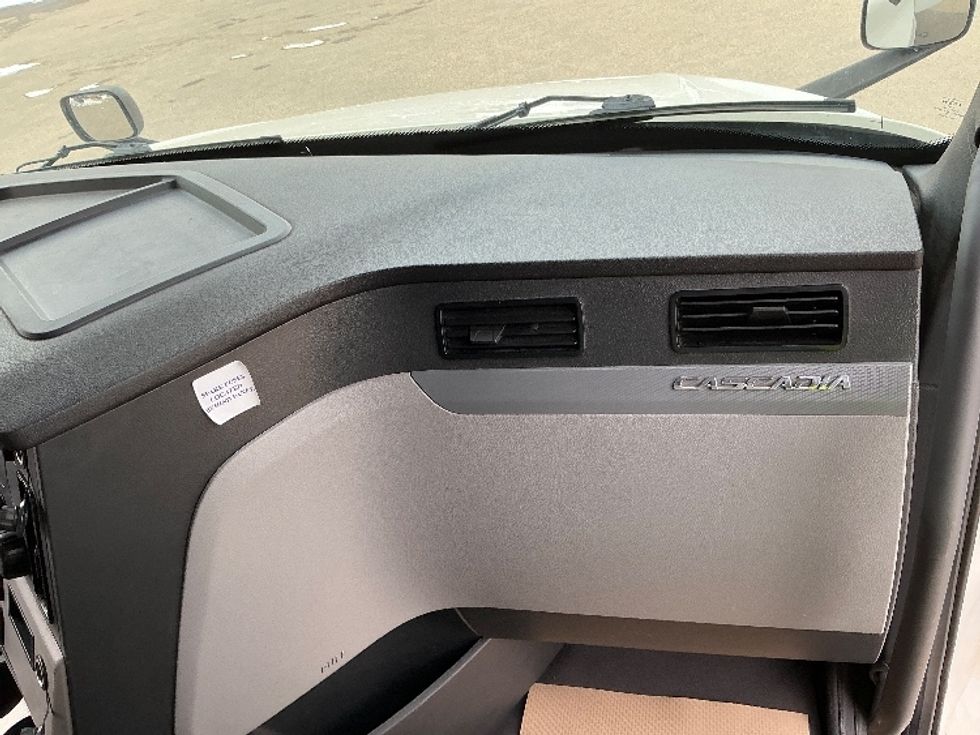 Sleeper Tractor-Heavy Duty Tractors-Freightliner-2022-T12664ST-Calgary-AB-639,498\n\t\tkm-$ 98,000 - Image 14