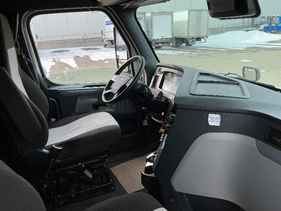 Sleeper Tractor-Heavy Duty Tractors-Freightliner-2022-T12664ST-Calgary-AB-639,498\n\t\tkm-$ 98,000 - Image 15