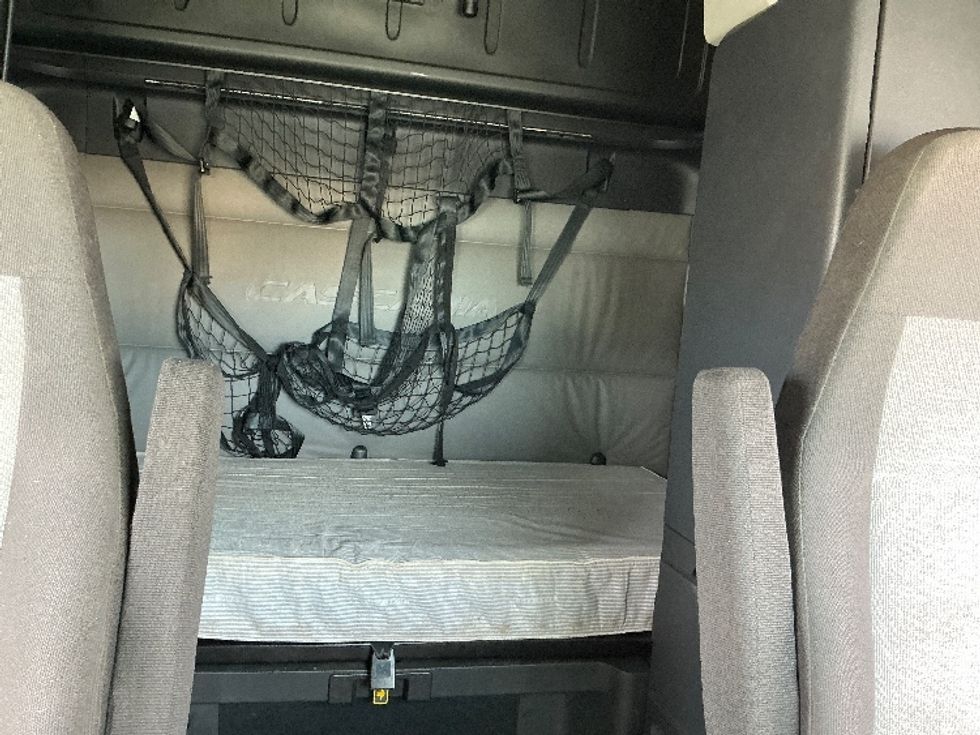 Sleeper Tractor-Heavy Duty Tractors-Freightliner-2022-T12664ST-Calgary-AB-639,498\n\t\tkm-$ 98,000 - Image 16