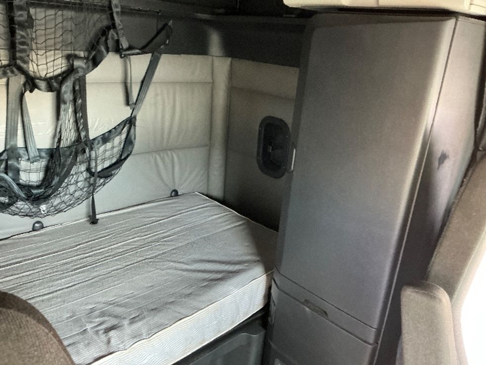 Sleeper Tractor-Heavy Duty Tractors-Freightliner-2022-T12664ST-Calgary-AB-639,498\n\t\tkm-$ 98,000 - Image 17