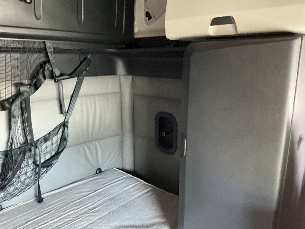 Sleeper Tractor-Heavy Duty Tractors-Freightliner-2022-T12664ST-Calgary-AB-639,498\n\t\tkm-$ 98,000 - Image 19