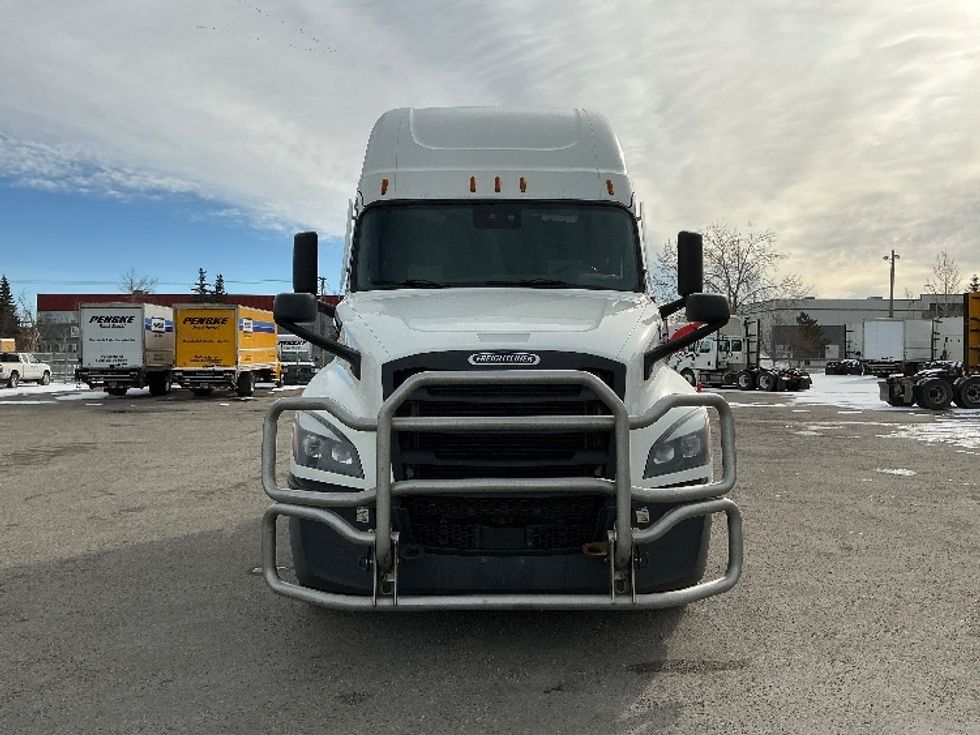 Sleeper Tractor-Heavy Duty Tractors-Freightliner-2022-T12664ST-Calgary-AB-639,498\n\t\tkm-$ 98,000 - Image 2