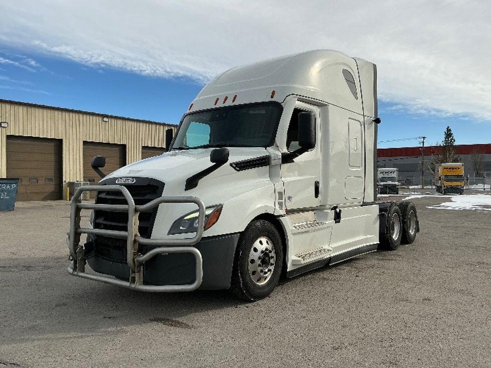 Sleeper Tractor-Heavy Duty Tractors-Freightliner-2022-T12664ST-Calgary-AB-639,498\n\t\tkm-$ 98,000 - Image 3