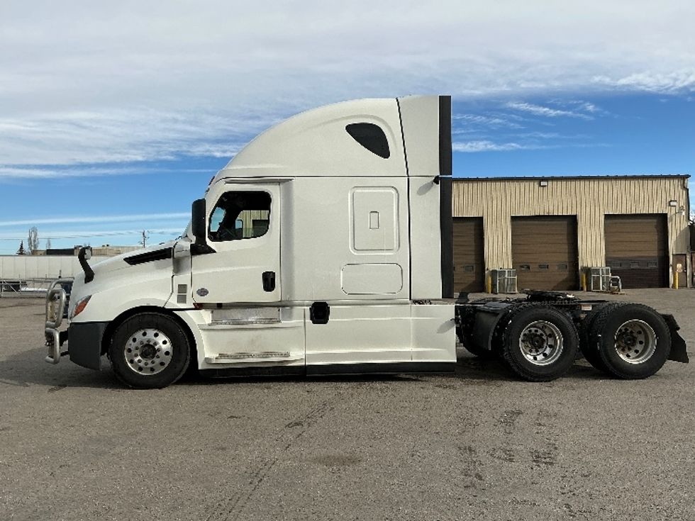 Sleeper Tractor-Heavy Duty Tractors-Freightliner-2022-T12664ST-Calgary-AB-639,498\n\t\tkm-$ 98,000 - Image 4