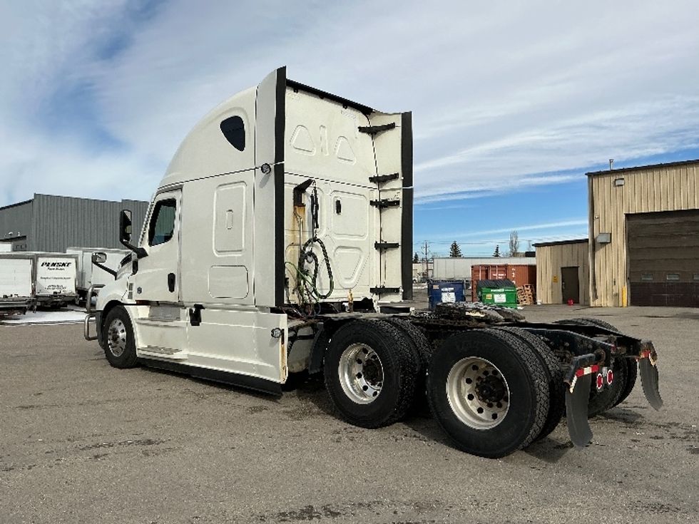 Sleeper Tractor-Heavy Duty Tractors-Freightliner-2022-T12664ST-Calgary-AB-639,498\n\t\tkm-$ 98,000 - Image 5