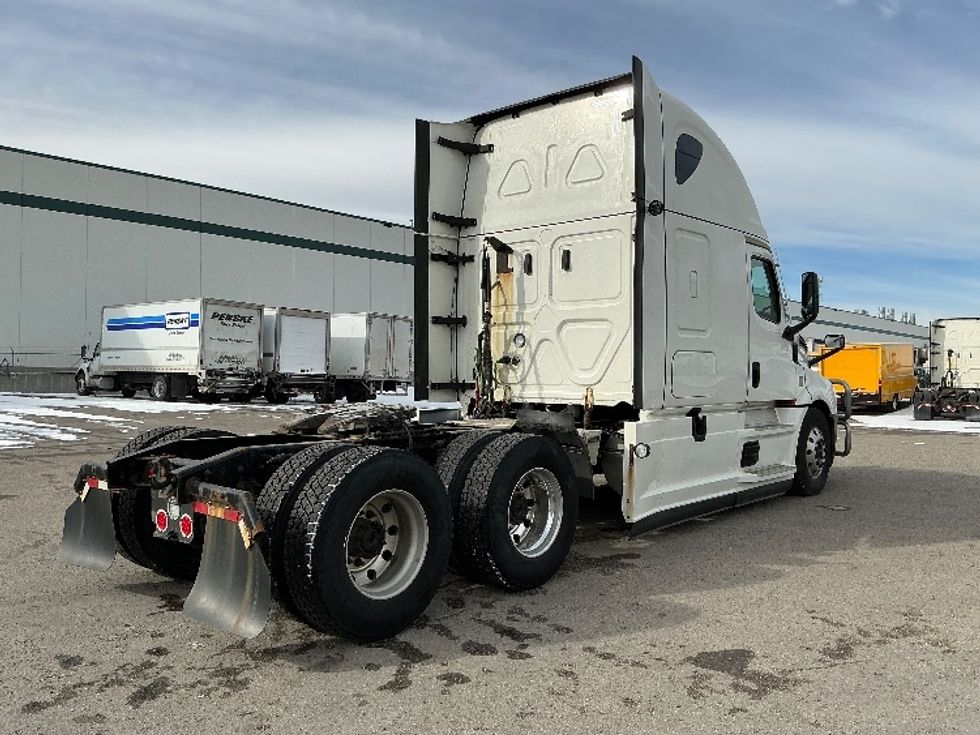 Sleeper Tractor-Heavy Duty Tractors-Freightliner-2022-T12664ST-Calgary-AB-639,498\n\t\tkm-$ 98,000 - Image 7