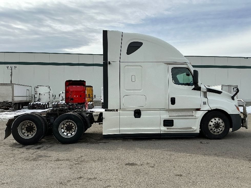 Sleeper Tractor-Heavy Duty Tractors-Freightliner-2022-T12664ST-Calgary-AB-639,498\n\t\tkm-$ 98,000 - Image 8