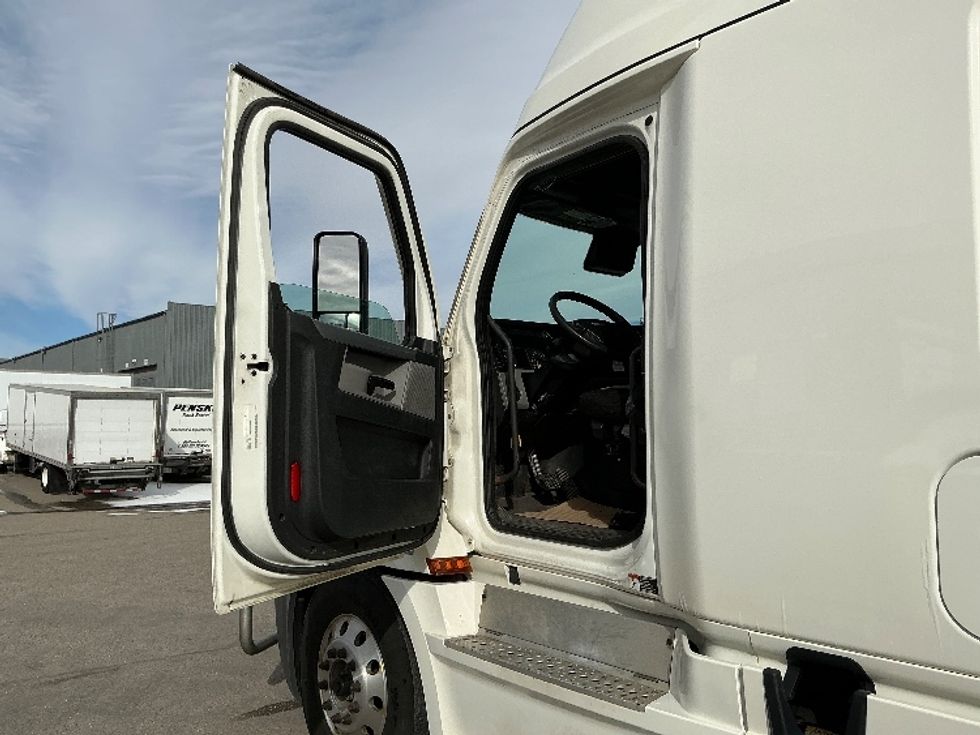 Sleeper Tractor-Heavy Duty Tractors-Freightliner-2022-T12664ST-Calgary-AB-639,498\n\t\tkm-$ 98,000 - Image 9