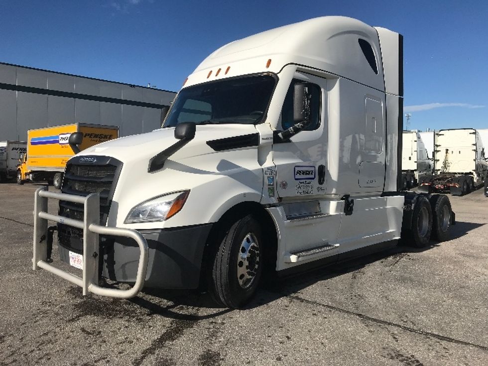 Sleeper Tractor-Heavy Duty Tractors-Freightliner-2022-T12664ST-Calgary-AB-678,715\n\t\tkm-$ 110,750 - Image 1