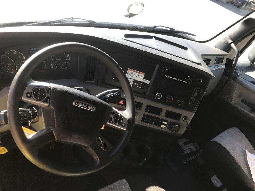 Sleeper Tractor-Heavy Duty Tractors-Freightliner-2022-T12664ST-Calgary-AB-678,715\n\t\tkm-$ 110,750 - Image 11
