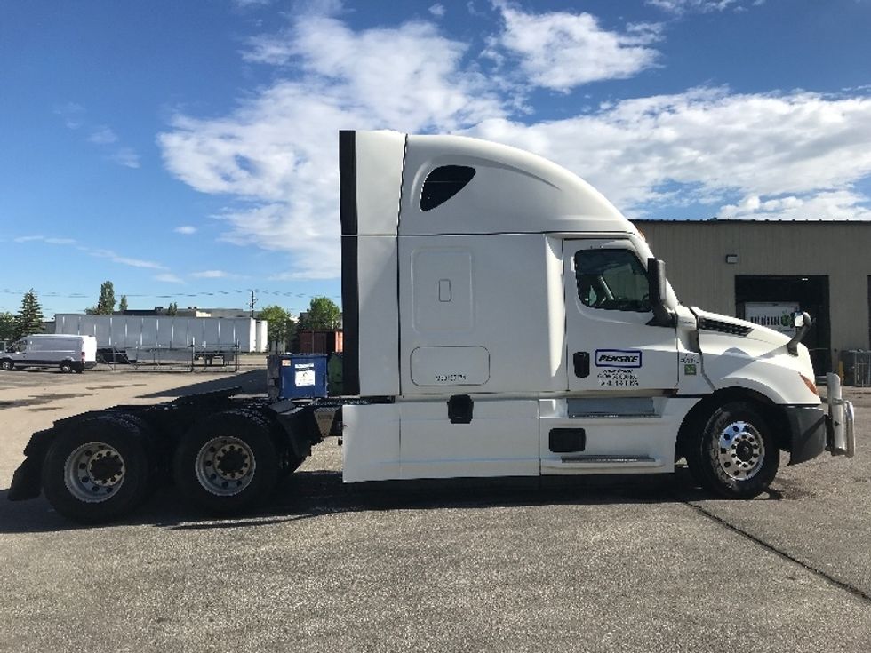 Sleeper Tractor-Heavy Duty Tractors-Freightliner-2022-T12664ST-Calgary-AB-678,715\n\t\tkm-$ 110,750 - Image 4