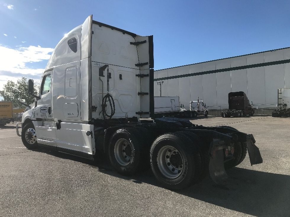Sleeper Tractor-Heavy Duty Tractors-Freightliner-2022-T12664ST-Calgary-AB-678,715\n\t\tkm-$ 110,750 - Image 7