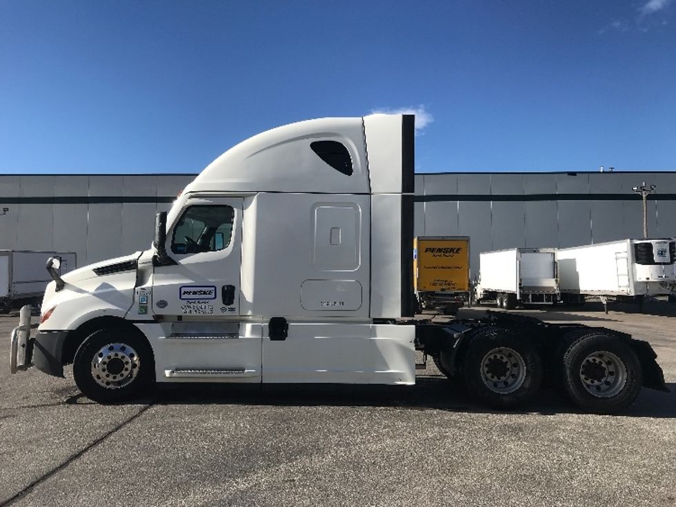 Sleeper Tractor-Heavy Duty Tractors-Freightliner-2022-T12664ST-Calgary-AB-678,715\n\t\tkm-$ 110,750 - Image 8
