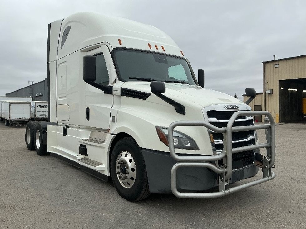 Sleeper Tractor-Heavy Duty Tractors-Freightliner-2022-T12664ST-Calgary-AB-682,661\n\t\tkm-$ 94,750 - Image 1
