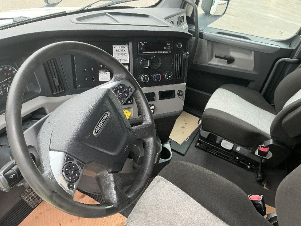 Sleeper Tractor-Heavy Duty Tractors-Freightliner-2022-T12664ST-Calgary-AB-682,661\n\t\tkm-$ 94,750 - Image 10