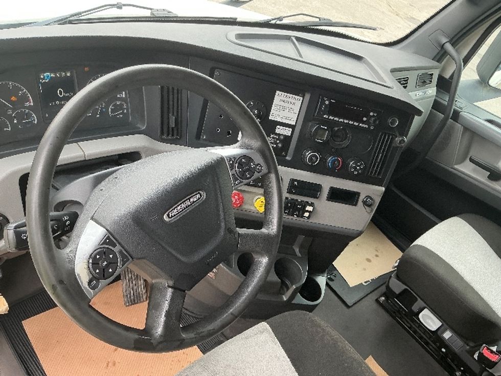 Sleeper Tractor-Heavy Duty Tractors-Freightliner-2022-T12664ST-Calgary-AB-682,661\n\t\tkm-$ 94,750 - Image 11