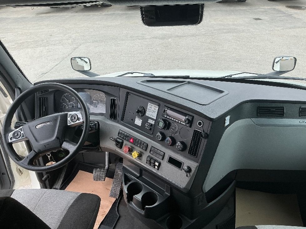Sleeper Tractor-Heavy Duty Tractors-Freightliner-2022-T12664ST-Calgary-AB-682,661\n\t\tkm-$ 94,750 - Image 12