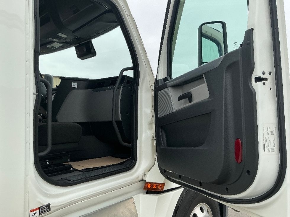 Sleeper Tractor-Heavy Duty Tractors-Freightliner-2022-T12664ST-Calgary-AB-682,661\n\t\tkm-$ 94,750 - Image 13