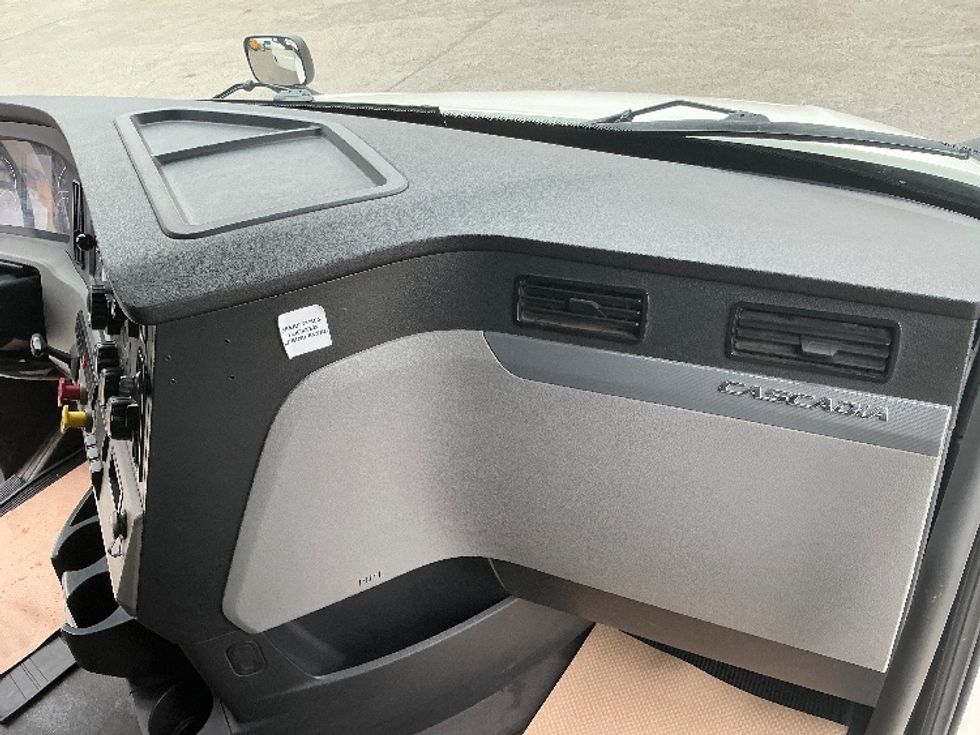 Sleeper Tractor-Heavy Duty Tractors-Freightliner-2022-T12664ST-Calgary-AB-682,661\n\t\tkm-$ 94,750 - Image 14