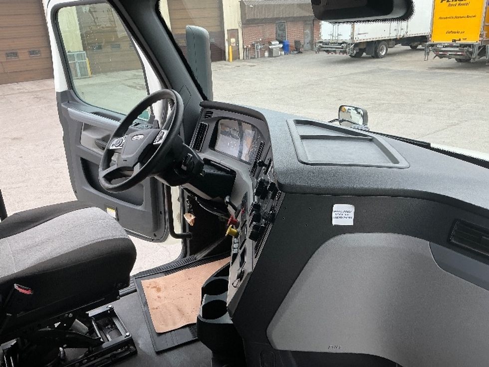 Sleeper Tractor-Heavy Duty Tractors-Freightliner-2022-T12664ST-Calgary-AB-682,661\n\t\tkm-$ 94,750 - Image 15