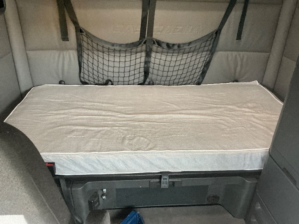 Sleeper Tractor-Heavy Duty Tractors-Freightliner-2022-T12664ST-Calgary-AB-682,661\n\t\tkm-$ 94,750 - Image 16