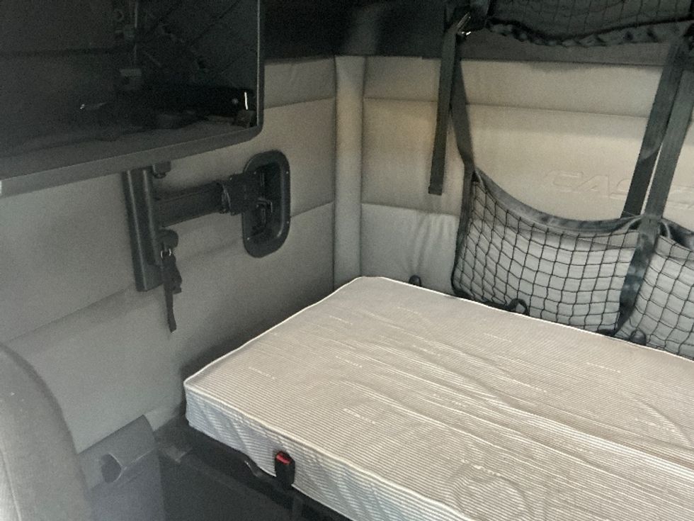 Sleeper Tractor-Heavy Duty Tractors-Freightliner-2022-T12664ST-Calgary-AB-682,661\n\t\tkm-$ 94,750 - Image 17