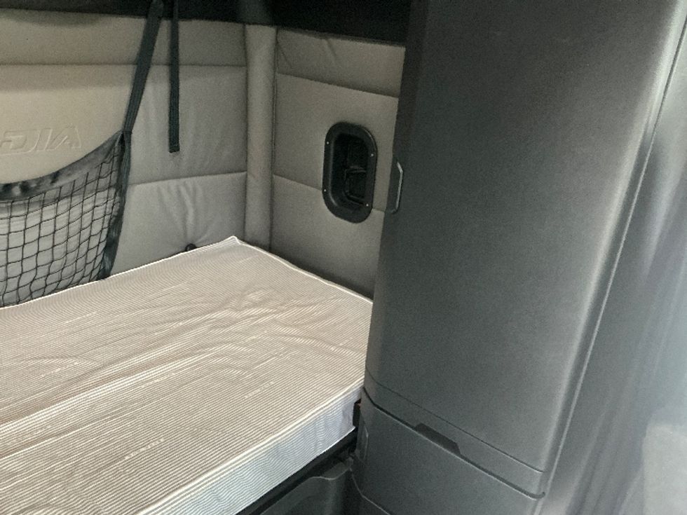 Sleeper Tractor-Heavy Duty Tractors-Freightliner-2022-T12664ST-Calgary-AB-682,661\n\t\tkm-$ 94,750 - Image 18