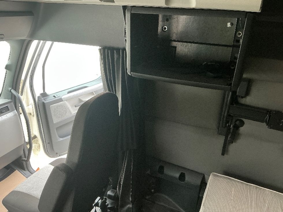 Sleeper Tractor-Heavy Duty Tractors-Freightliner-2022-T12664ST-Calgary-AB-682,661\n\t\tkm-$ 94,750 - Image 19