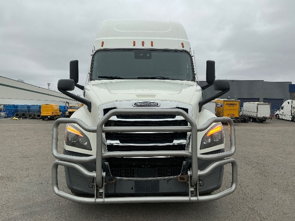 Sleeper Tractor-Heavy Duty Tractors-Freightliner-2022-T12664ST-Calgary-AB-682,661\n\t\tkm-$ 94,750 - Image 2