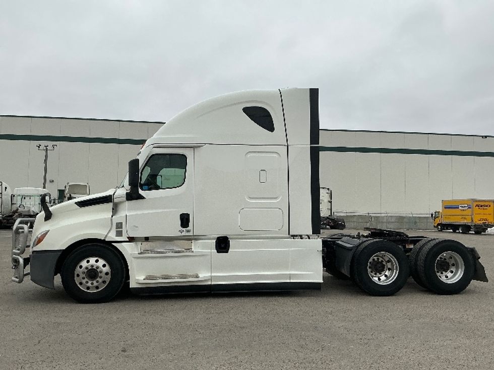 Sleeper Tractor-Heavy Duty Tractors-Freightliner-2022-T12664ST-Calgary-AB-682,661\n\t\tkm-$ 94,750 - Image 4