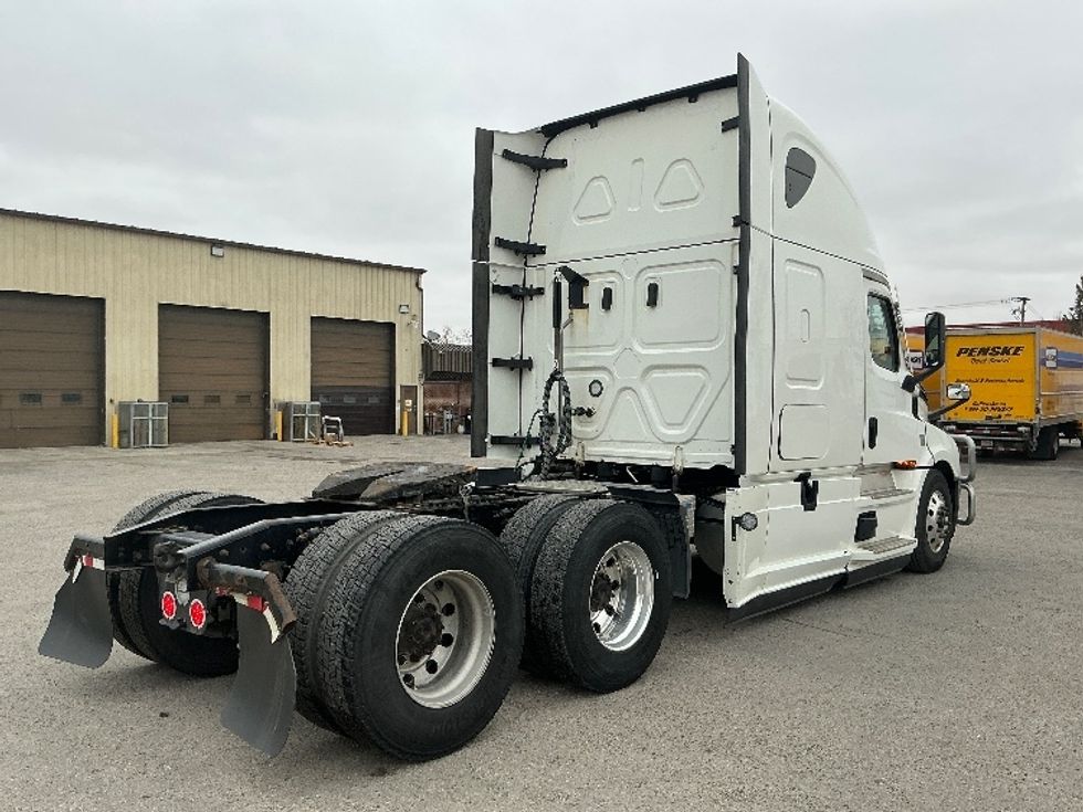 Sleeper Tractor-Heavy Duty Tractors-Freightliner-2022-T12664ST-Calgary-AB-682,661\n\t\tkm-$ 94,750 - Image 7