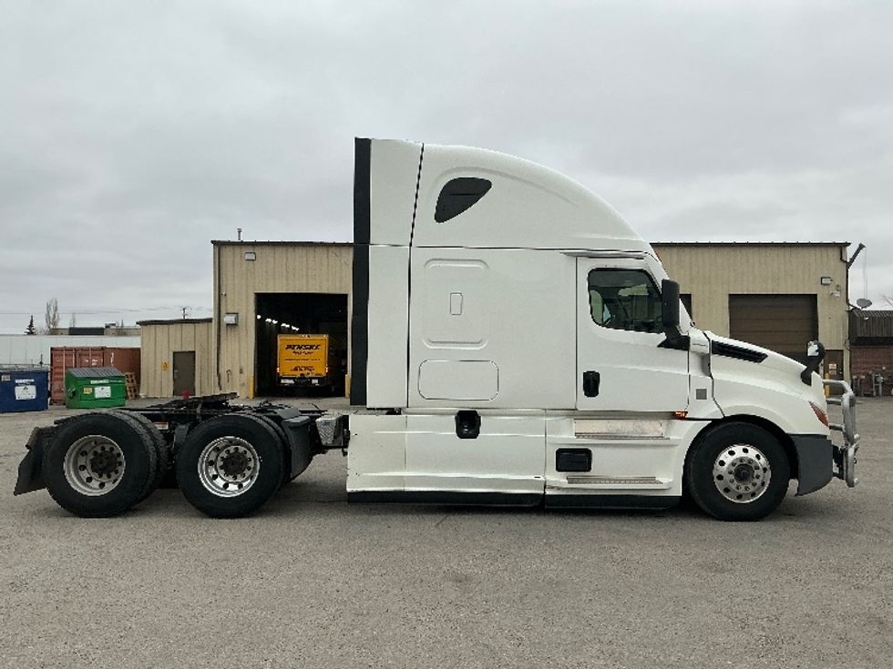 Sleeper Tractor-Heavy Duty Tractors-Freightliner-2022-T12664ST-Calgary-AB-682,661\n\t\tkm-$ 94,750 - Image 8
