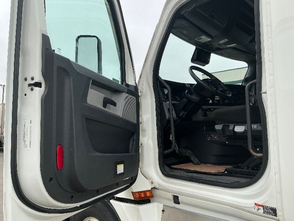 Sleeper Tractor-Heavy Duty Tractors-Freightliner-2022-T12664ST-Calgary-AB-682,661\n\t\tkm-$ 94,750 - Image 9