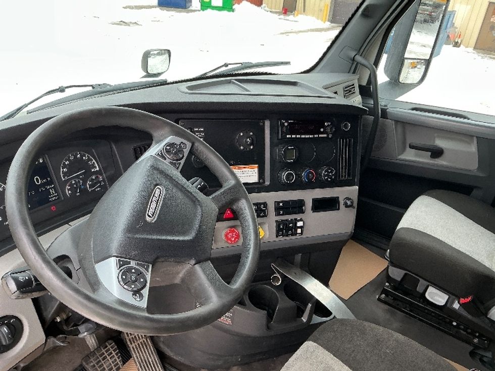 Sleeper Tractor-Heavy Duty Tractors-Freightliner-2022-T12664ST-Calgary-AB-773,789\n\t\tkm-$ 88,000 - Image 10