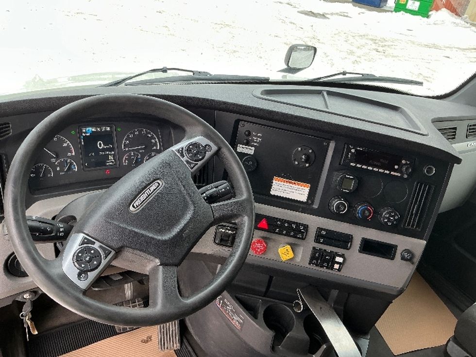 Sleeper Tractor-Heavy Duty Tractors-Freightliner-2022-T12664ST-Calgary-AB-773,789\n\t\tkm-$ 88,000 - Image 11