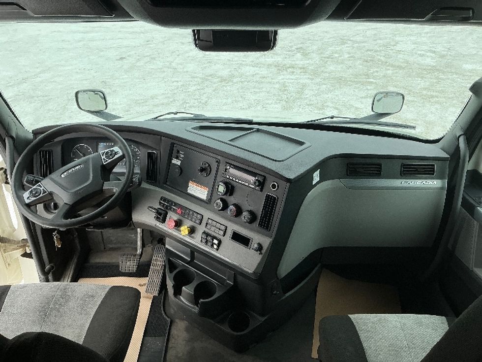 Sleeper Tractor-Heavy Duty Tractors-Freightliner-2022-T12664ST-Calgary-AB-773,789\n\t\tkm-$ 88,000 - Image 12