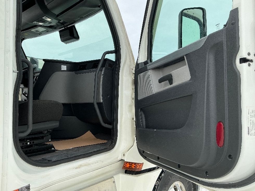 Sleeper Tractor-Heavy Duty Tractors-Freightliner-2022-T12664ST-Calgary-AB-773,789\n\t\tkm-$ 88,000 - Image 13