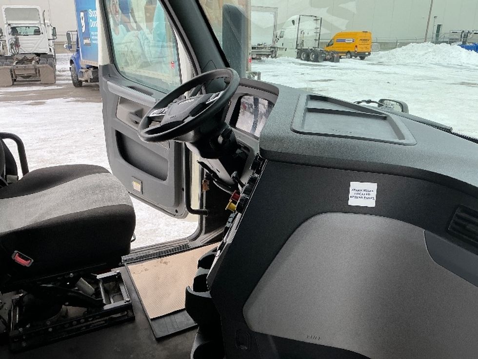 Sleeper Tractor-Heavy Duty Tractors-Freightliner-2022-T12664ST-Calgary-AB-773,789\n\t\tkm-$ 88,000 - Image 15