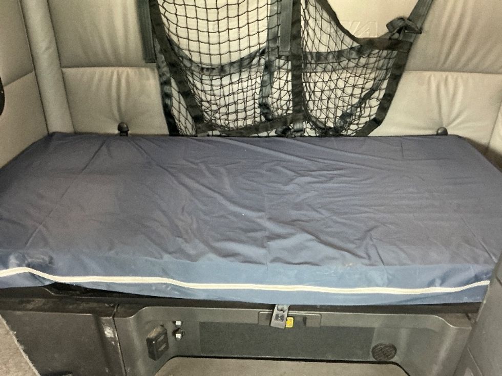 Sleeper Tractor-Heavy Duty Tractors-Freightliner-2022-T12664ST-Calgary-AB-773,789\n\t\tkm-$ 88,000 - Image 16