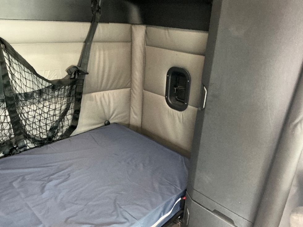 Sleeper Tractor-Heavy Duty Tractors-Freightliner-2022-T12664ST-Calgary-AB-773,789\n\t\tkm-$ 88,000 - Image 17