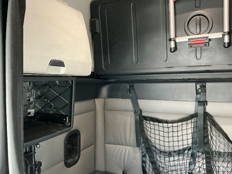 Sleeper Tractor-Heavy Duty Tractors-Freightliner-2022-T12664ST-Calgary-AB-773,789\n\t\tkm-$ 88,000 - Image 19